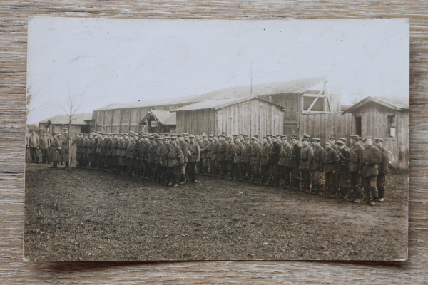 AK München / 1917 / Foto / Militär Soldaten Baracken Kaserne / Unifromen Gewehre / 1. Weltkrieg WWI